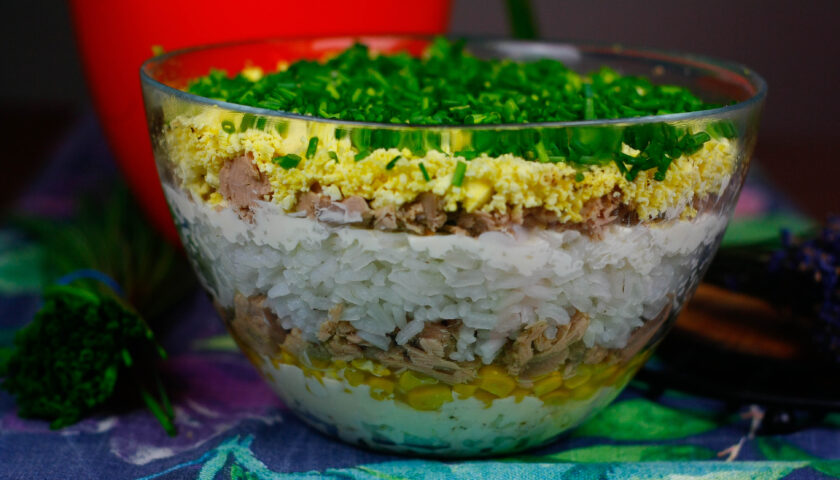 Sałatka warstwowa z ryżem i tuńczykiem, jajkami i kukurydzą